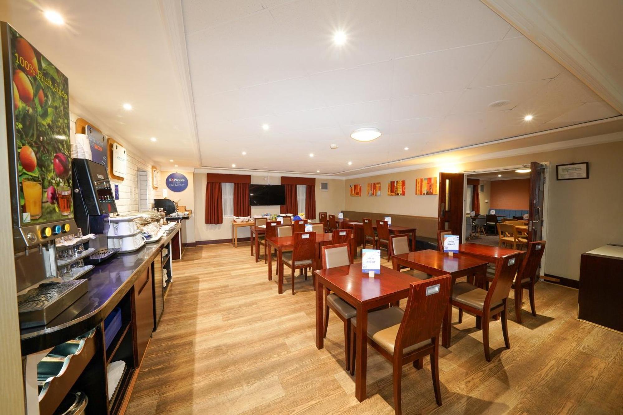 Holiday Inn Express Glenrothes By Ihg Esterno foto