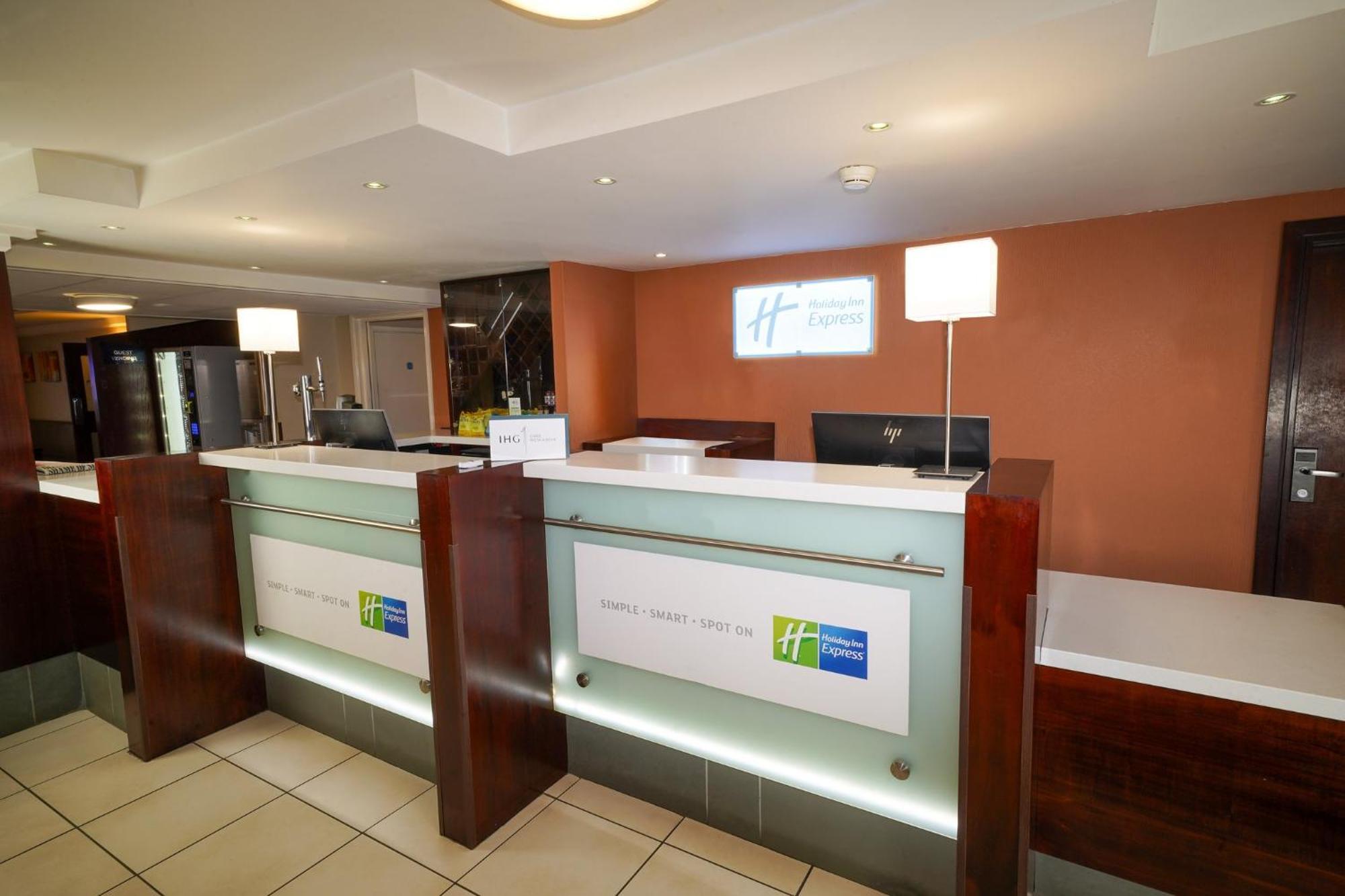 Holiday Inn Express Glenrothes By Ihg Esterno foto