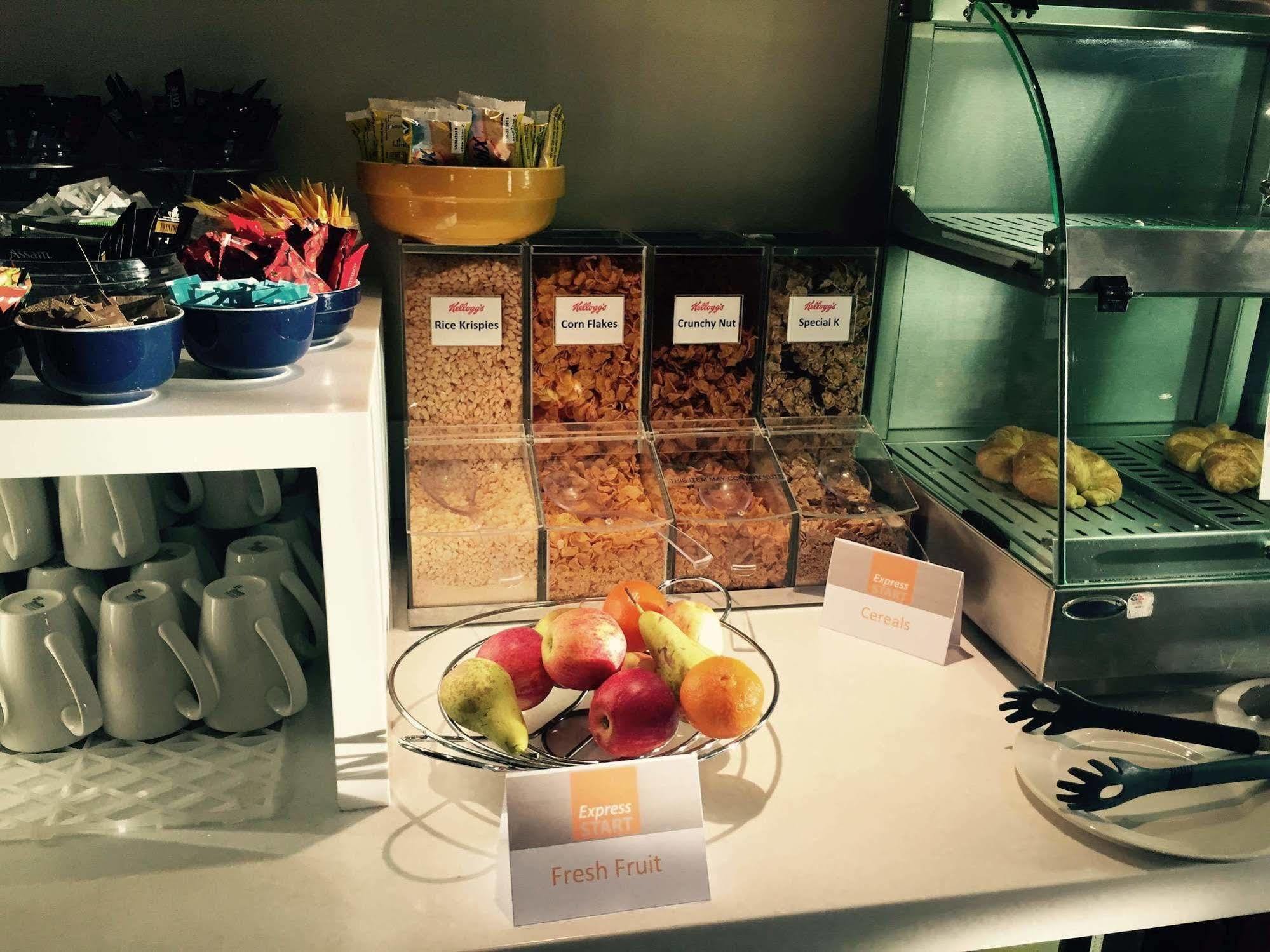 Holiday Inn Express Glenrothes By Ihg Esterno foto